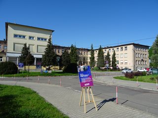 850 mln euro na szpitale powiatowe – konferencja prasowa Nowej Lewicy pod wieluńskim szpitalem